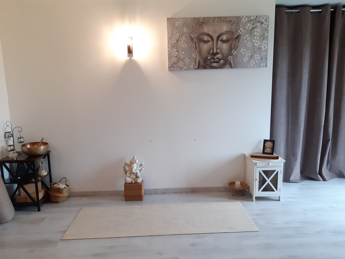 Espace individuel à La Forteresse, tapis et décoration murale